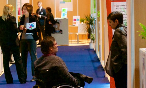 Photo d'un stand du Forum Emploi Handicap Ile-de-France de LADAPT