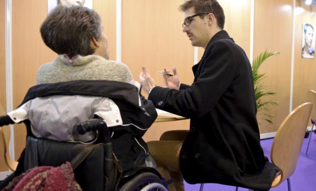 photo d'une personne handicapée en entretien de recrutement